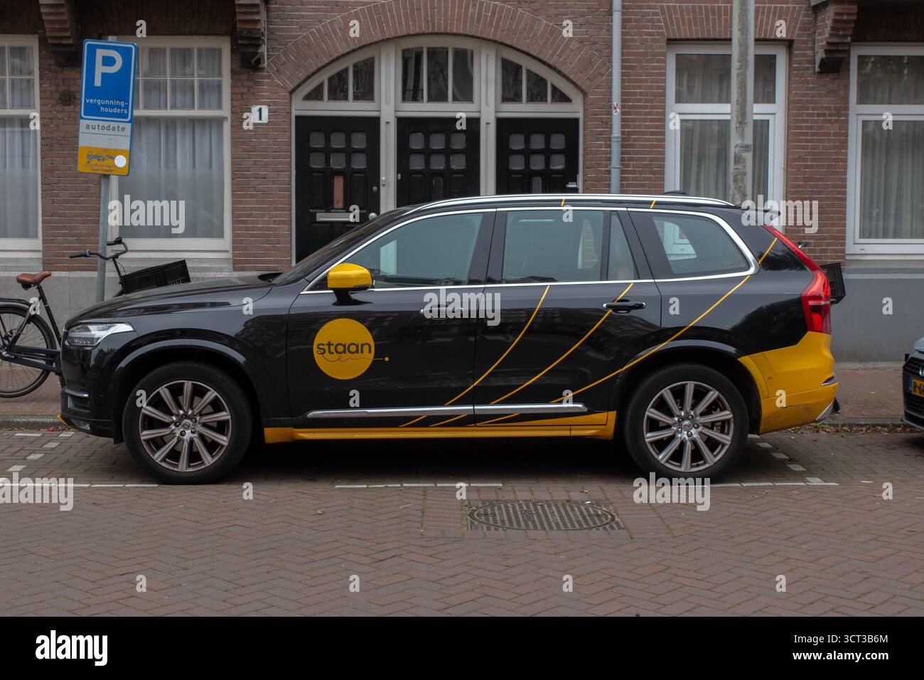 Side View Staan Company Car presso Amsterdam Paesi Bassi 2-10-2025 Foto Stock