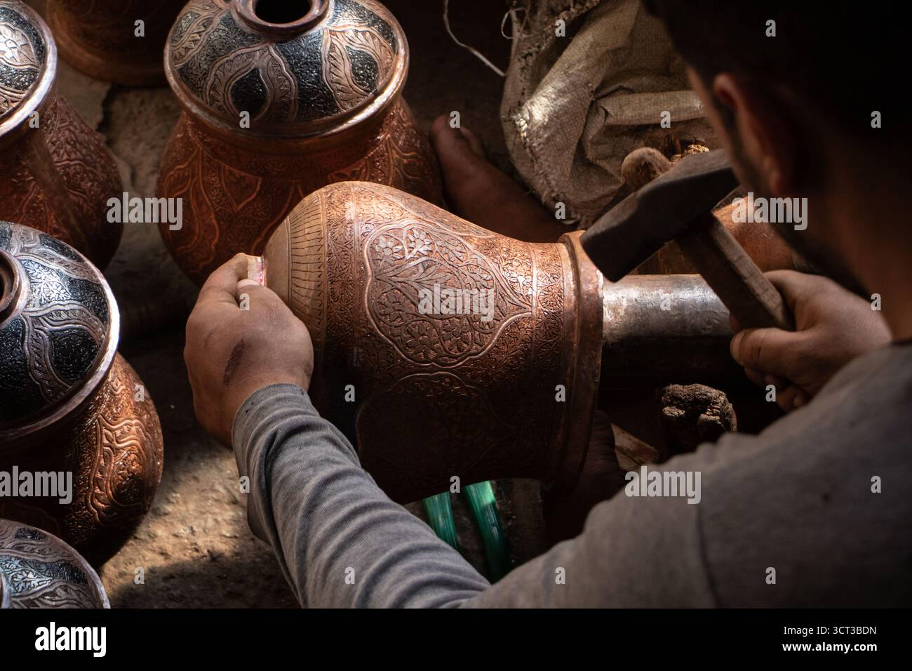 Srinagar, Jammu e Kashmir, India. 4 ottobre 2025. Un artigiano forma il rame a mano per creare un samovar, un tradizionale bollitore Kashmiri usato per preparare e servire il chai e kahwa a mezzogiorno, in un laboratorio nella città vecchia di Srinagar. (Immagine di credito: © Adil Abass/ZUMA Press Wire) SOLO PER USO EDITORIALE! Non per USO commerciale! Foto Stock