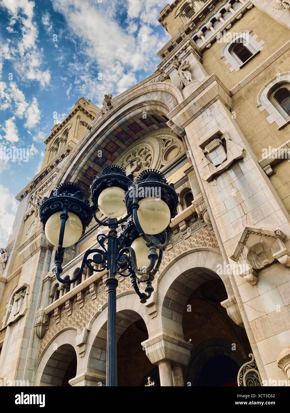 Cattedrale di San Vincenzo de Paoli a Tunisi, Tunisia. Architettura storica, torri gemelle e iconografia religiosa. Catturato il 22 settembre 2025. Foto Stock