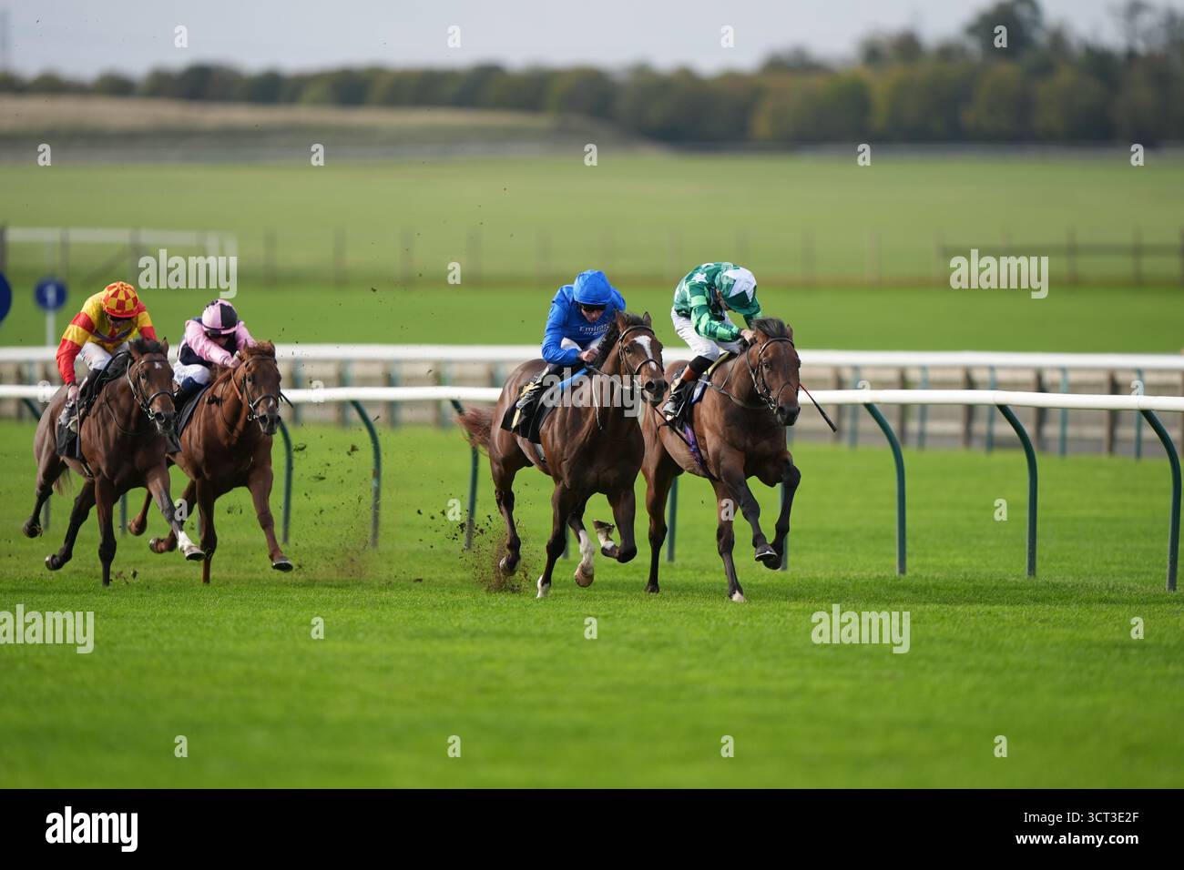 Castle Rock guidato da William Buick (seconda a destra) vince responsabilmente il Gamble al BetMGM Maiden Stakes all'ippodromo di Newmarket. Data foto: Sabato 4 ottobre 2025. Foto Stock