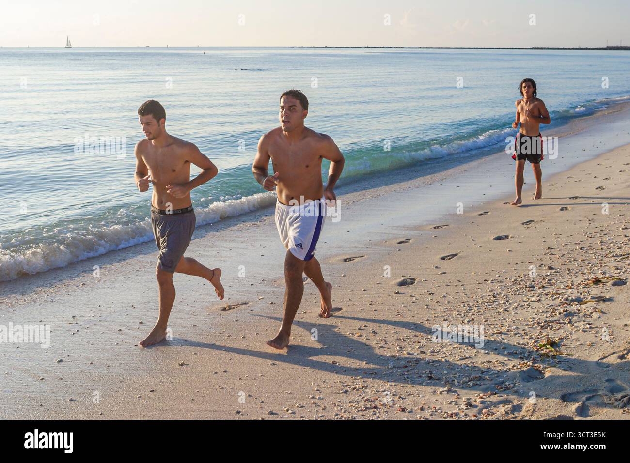 Miami Beach Florida,Atlantic Shore,costa,costa,costa,costa,mare,joggers by surf,moto ondoso,maree,marea,acqua salata,onde,natura,bagnato,erosione,visi Foto Stock