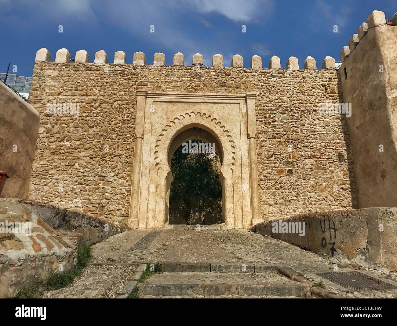 Vista sulla strada nella vecchia Medina di Tangeri, Marocco, che mostra l'architettura tradizionale e la struttura urbana. Fotografato l'8 novembre 2019. Foto Stock