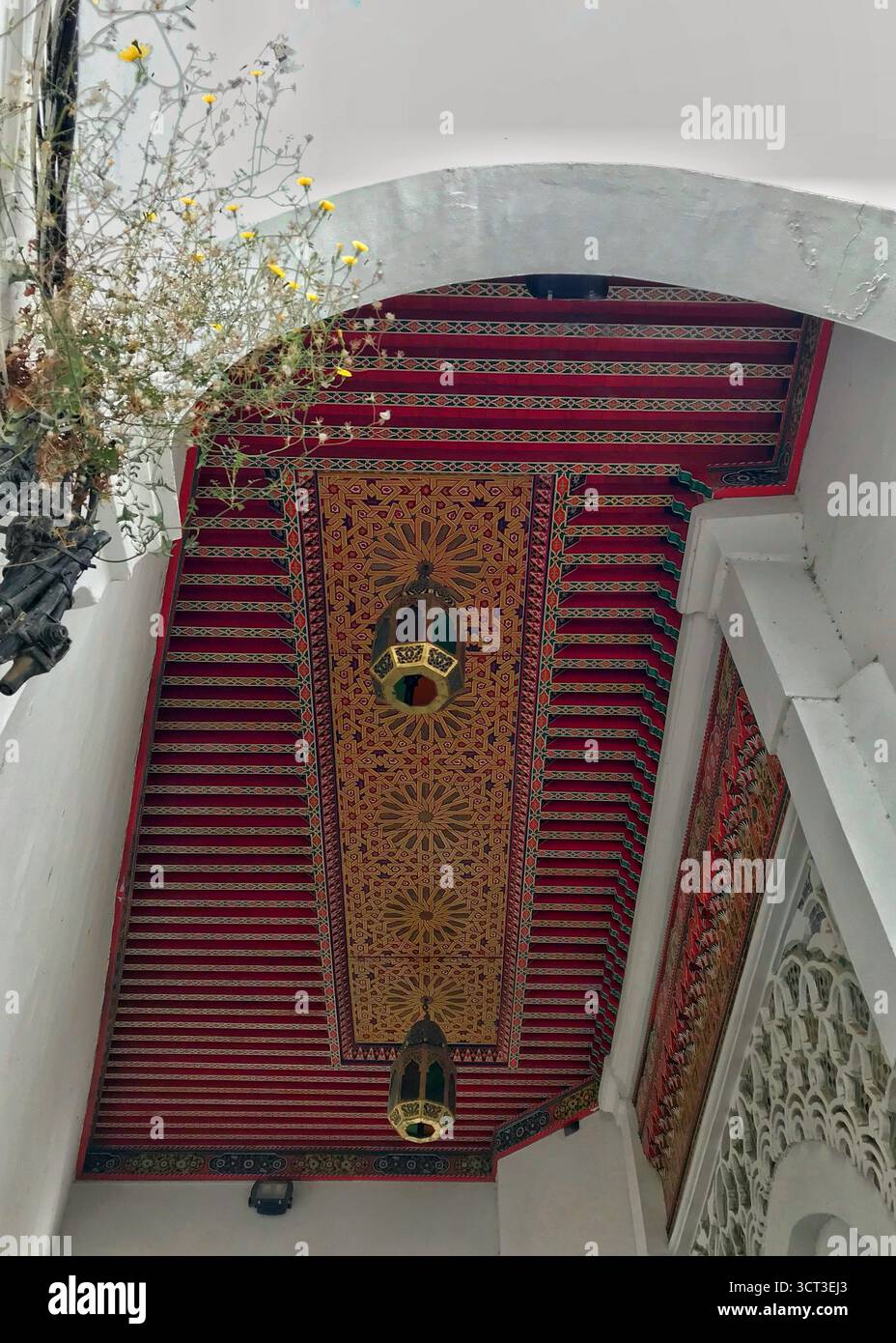 Soffitto marocchino decorato con lanterne sospese e intagliati nell'interno del Museo della Kasbah a Tangeri, Marocco. Fotografato l'8 novembre 2019. Foto Stock