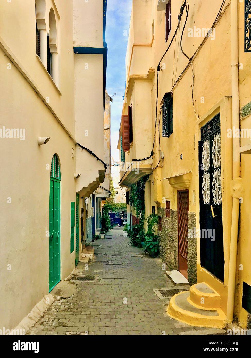 Vicolo colorato nella vecchia Medina Kasbah di Tangeri, Marocco, con pareti piastrellate e ciottoli bagnati. Fotografato l'8 novembre 2019. Foto Stock