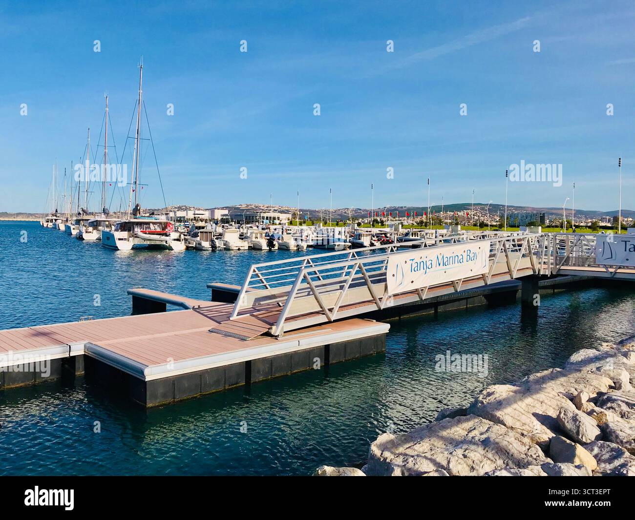 Tangeri Marina Bay, Marocco. Vista sul lungomare con barche, passeggiata e architettura costiera. Catturato il 9 novembre 2019. Foto Stock