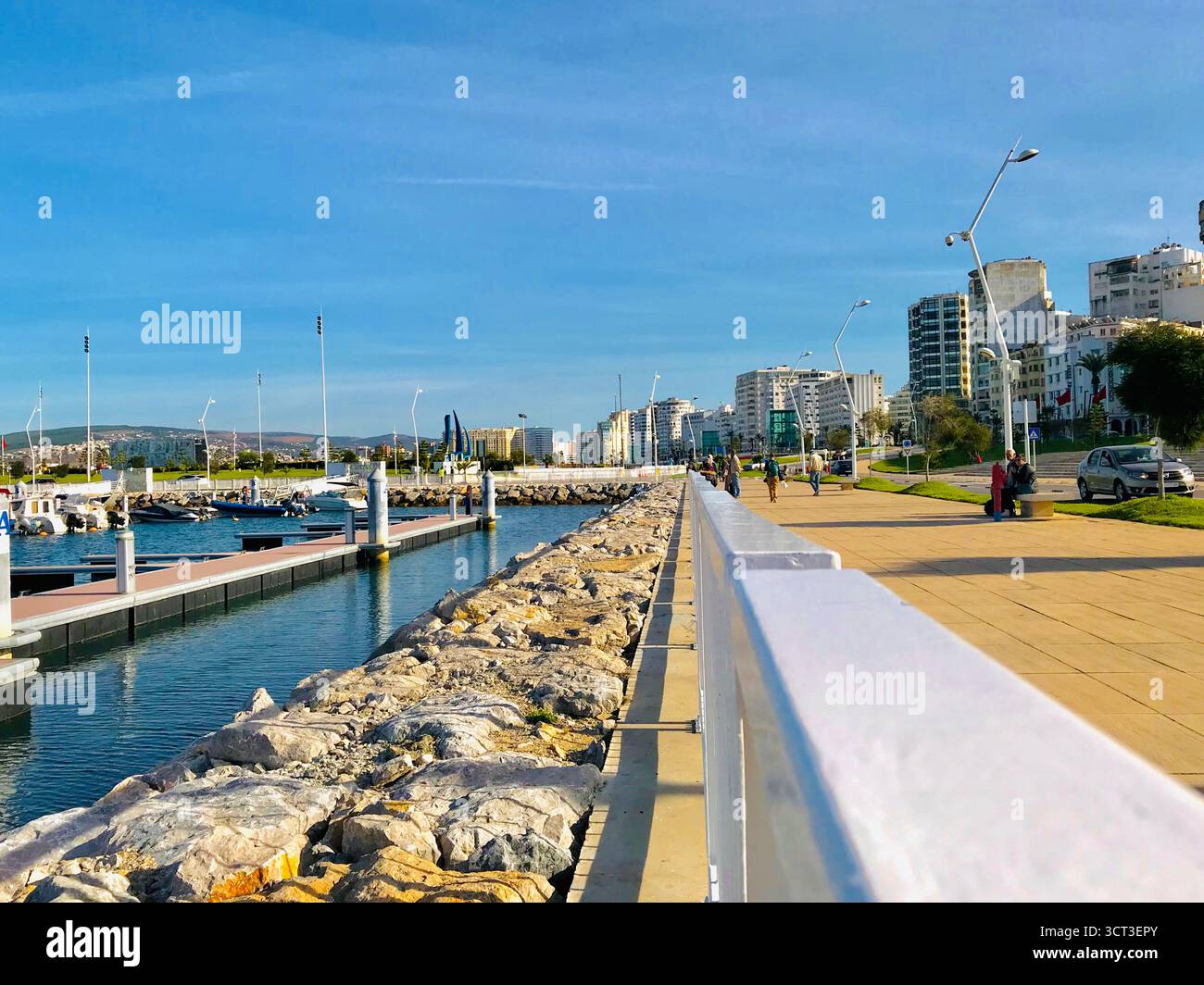 Tangeri Marina Bay, Marocco. Vista sul lungomare con barche, passeggiata e architettura costiera. Catturato il 9 novembre 2019. Foto Stock