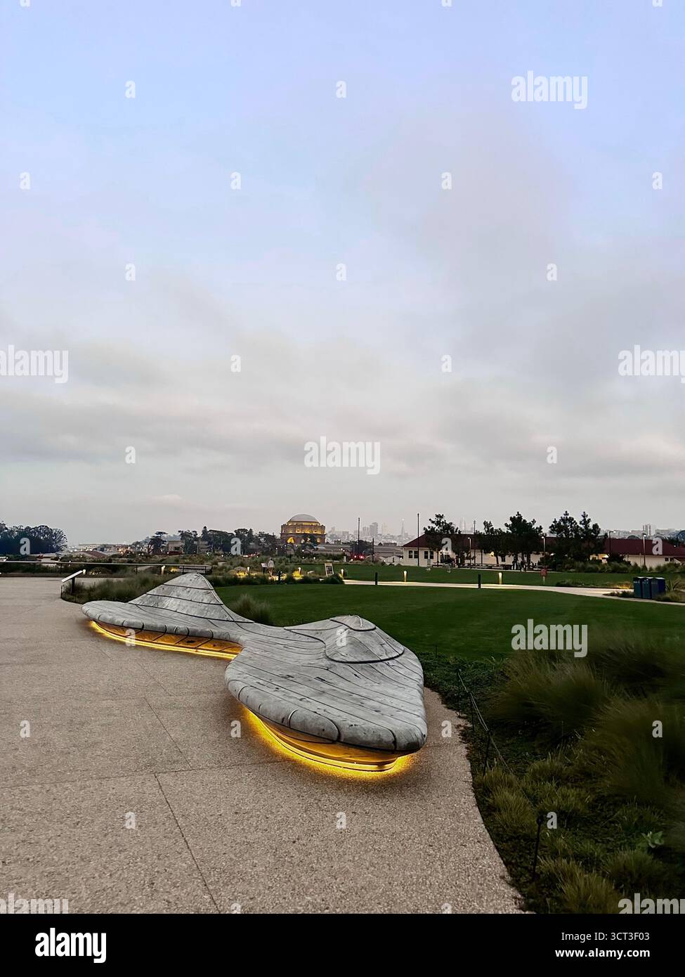 Panca illuminata presso Presidio Tunnel Tops, San Francisco Foto Stock