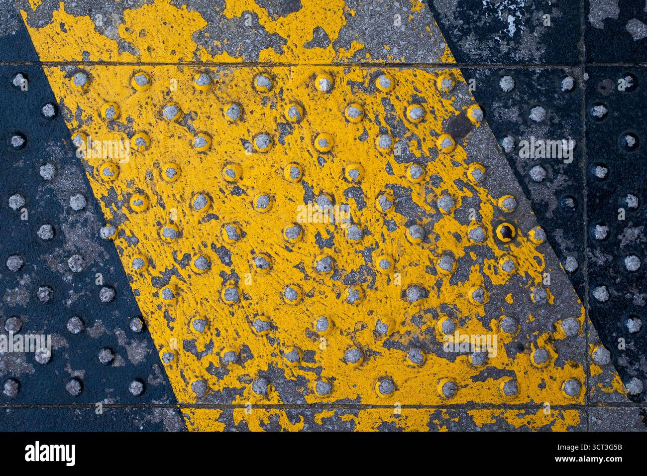 cartellonistica poco visibile sul pavimento della piattaforma di una stazione Foto Stock