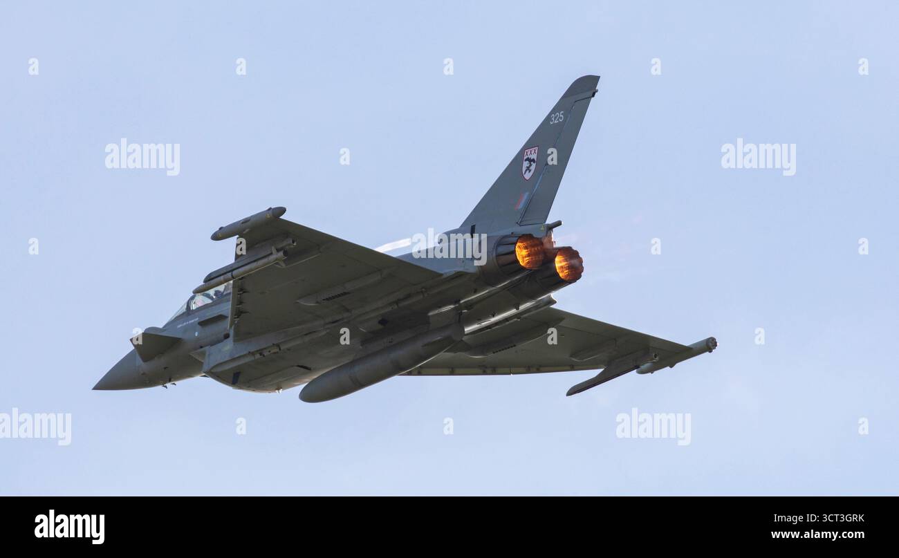 Duxford, Cambridgeshire, Regno Unito. 4 ottobre 2025. Un Eurofighter Typhoon FGR.4 della RAF pilotato dal leader dello Squadron Nathan Shawyer del 29 Squadron con base a RAF Coningsby nel Lincolnshire mette in mostra un'incredibile esposizione al Flying finale dell'IWM Duxford. Crediti: Stuart Robertson/Alamy Live News. Foto Stock