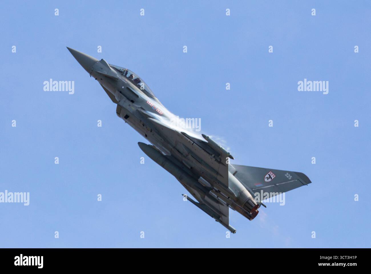 Duxford, Cambridgeshire, Regno Unito. 4 ottobre 2025. Un Eurofighter Typhoon FGR.4 della RAF pilotato dal leader dello Squadron Nathan Shawyer del 29 Squadron con base a RAF Coningsby nel Lincolnshire mette in mostra un'incredibile esposizione al Flying finale dell'IWM Duxford. Crediti: Stuart Robertson/Alamy Live News. Foto Stock