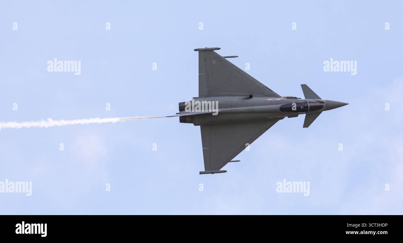 Duxford, Cambridgeshire, Regno Unito. 4 ottobre 2025. Un Eurofighter Typhoon FGR.4 della RAF pilotato dal leader dello Squadron Nathan Shawyer del 29 Squadron con base a RAF Coningsby nel Lincolnshire mette in mostra un'incredibile esposizione al Flying finale dell'IWM Duxford. Crediti: Stuart Robertson/Alamy Live News. Foto Stock