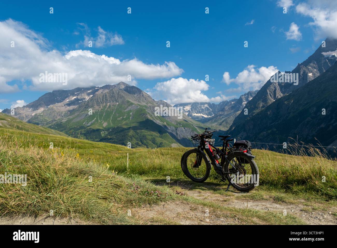 Biciclette su un sentiero escursionistico nelle alte Alpi in Francia Foto Stock