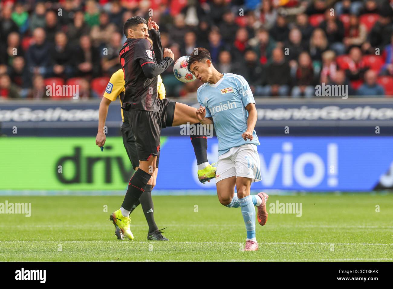 Leverkusen, Germania. 4 ottobre 2025. 04.10.2025, Fussball, Saison 2025/2026, 1. Bundesliga, 6 anni. Spieltag, Bayer Leverkusen - FC Union Berlin, v. l. equi Fernandez (Bayer Leverkusen), Woo-yeong Jeong (Union Berlin) foto: RHR-FOTO/dpa/Alamy Live News Foto Stock