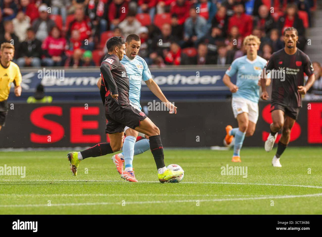 Leverkusen, Germania. 4 ottobre 2025. 04.10.2025, Fussball, Saison 2025/2026, 1. Bundesliga, 6 anni. Spieltag, Bayer Leverkusen - FC Union Berlin, v. l. equi Fernandez (Bayer Leverkusen), Rani Khedira (Union Berlin) foto: RHR-FOTO/dpa/Alamy Live News Foto Stock