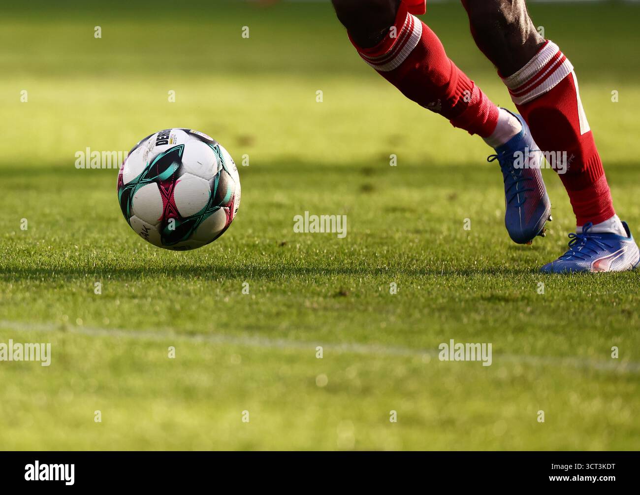 ABD0110 20251004 - GRAZ - Österreich: THEMENBILD Illustration zu den Themen 'SPORT/MANNSCHAFTSSPORT/FUSSBALL/BUNDESLIGA/RASEN'. Ein Fußballer mit blauen Fußballschuhen und roten Stutzen läuft neben dem springenden Ball aufgenommen am Samstag, 04. Oktober 2025, a Graz. - FOTO: APA/ERWIN SCHERIAU - 20251004 PD7751 credito: APA-PictureDesk/Alamy Live News Foto Stock