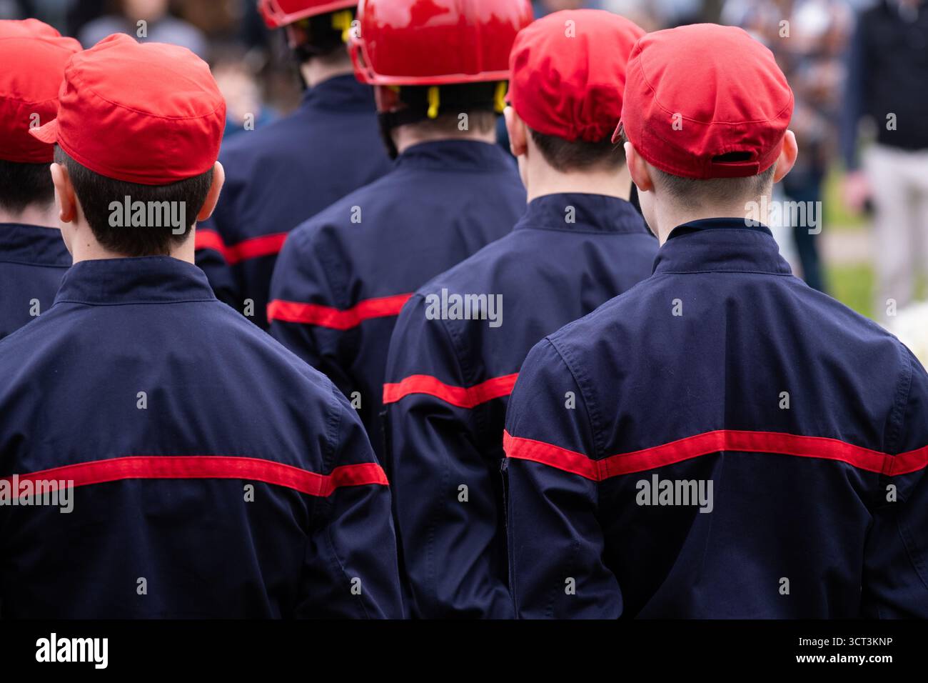 I giovani vigili del fuoco fanno volontariato ad una cerimonia ufficiale Foto Stock