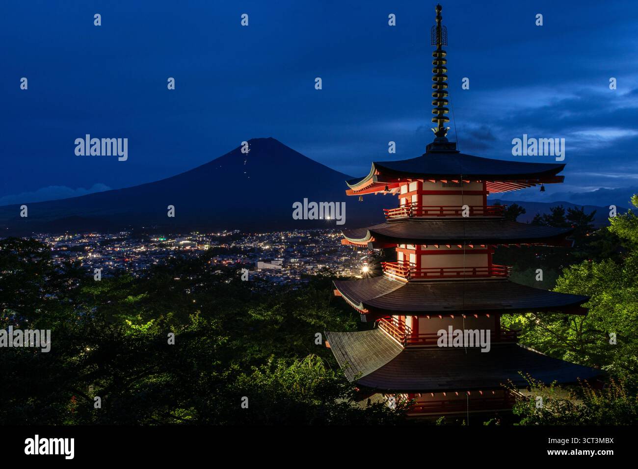 Pagoda di Chureito con il Monte Fuji al crepuscolo, Fujiyoshida, Giappone Foto Stock