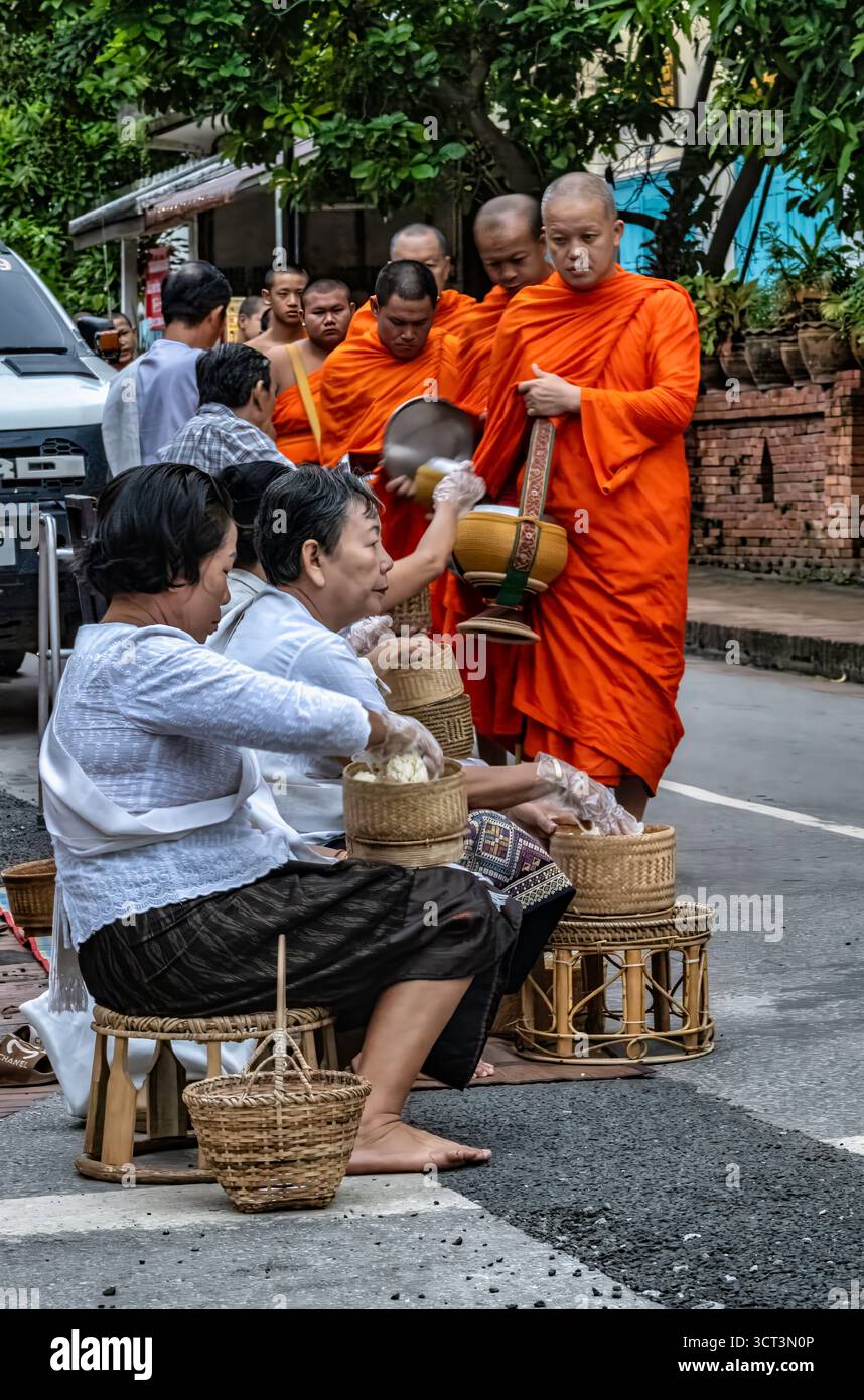 Monaci che raccolgono elemosine all'alba, Luang Prabang, Laos. Settembre 2023 Foto Stock