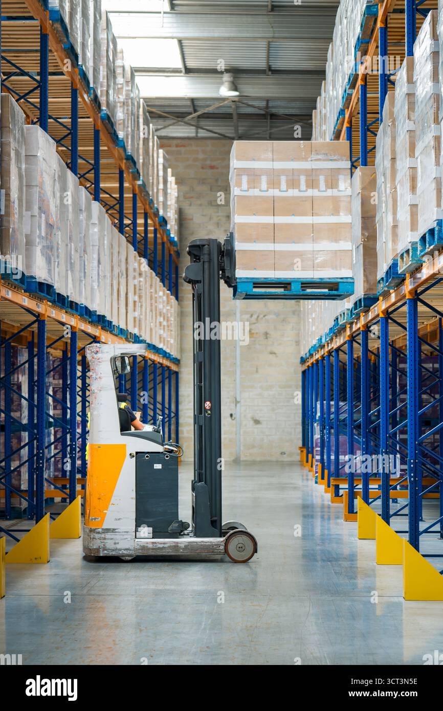 Un carrello elevatore in un magazzino in un magazzino Foto Stock