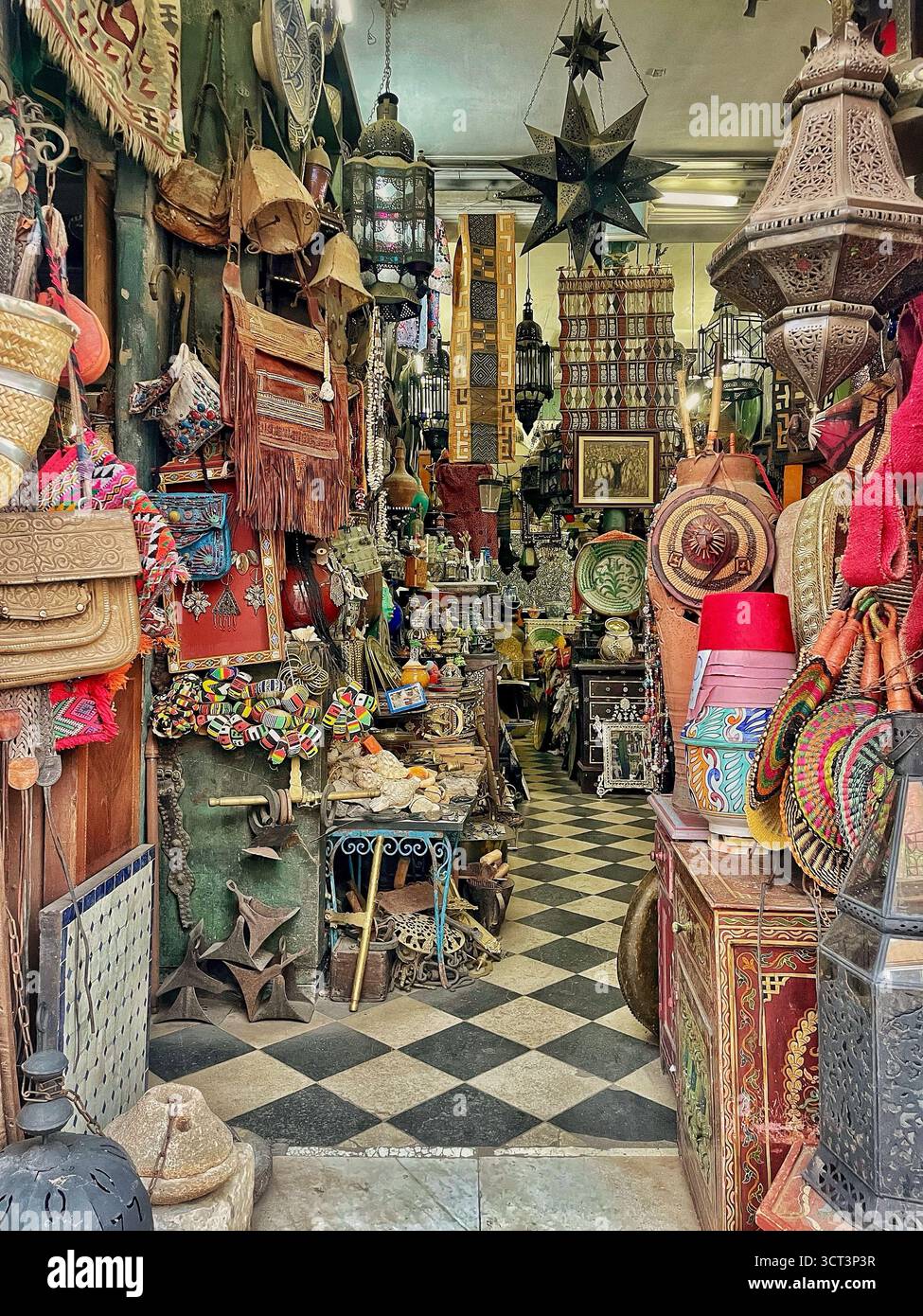 Interno di un tradizionale negozio di antiquariato a Tangeri, Marocco. Lanterne artigianali, ceramiche, tessuti e manufatti culturali. 2 ottobre 2025 Foto Stock