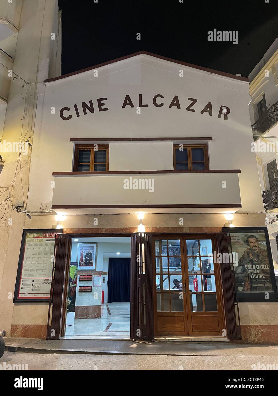 Facciata del cinema Cine Alcazar a Tangeri, Marocco. Sala cinematografica locale con insegne audaci, porte in legno e poster cinematografici. Catturato il 2 ottobre 2025. Foto Stock