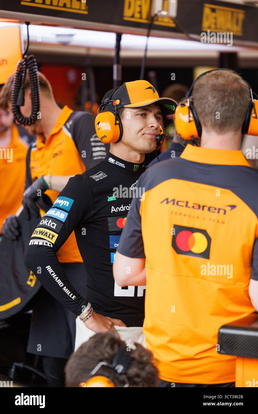 Singapore, Singapore. 4 ottobre 2025. Lando Norris della Gran Bretagna e il team McLaren di Formula 1 nel garage durante le prove finali al Marina Bay Street Circuit. Credito: SOPA Images Limited/Alamy Live News Foto Stock