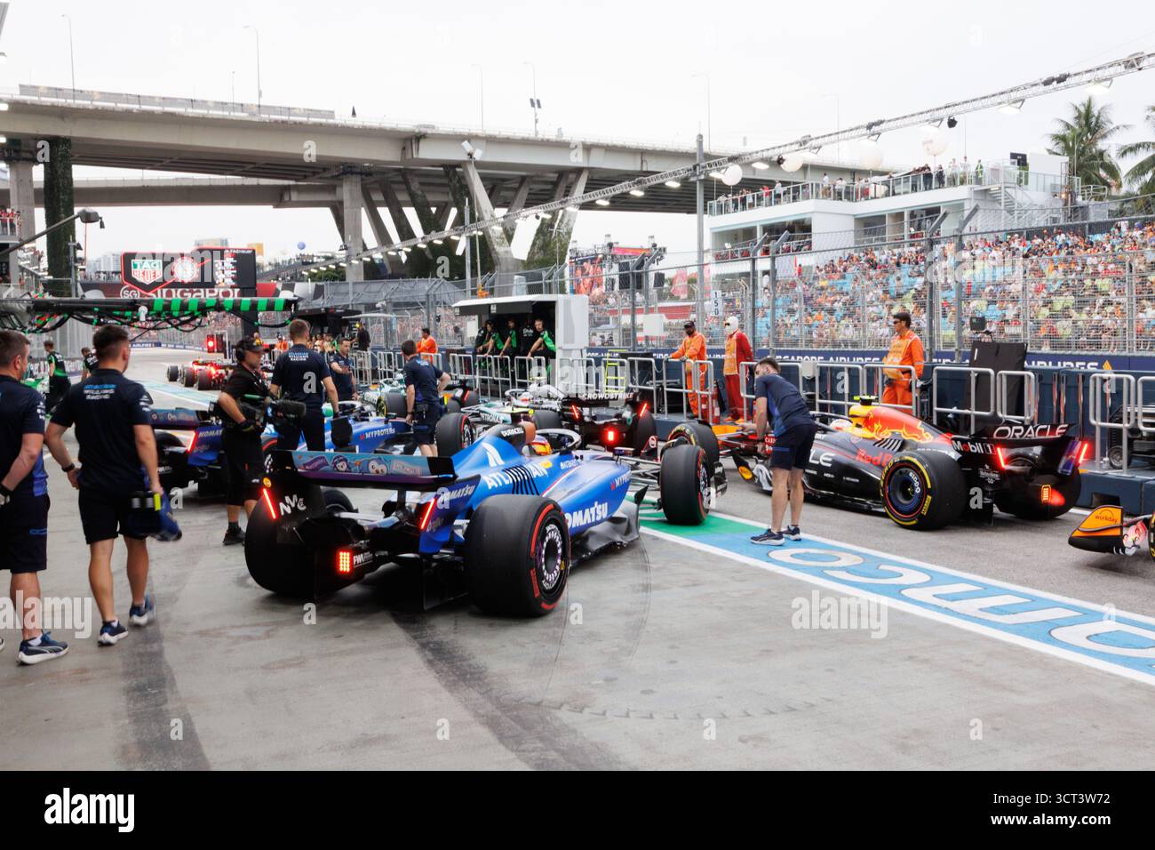 Singapore, Singapore. 4 ottobre 2025. Le auto si schierano in pit Lane durante le prove finali del Gran Premio di F1 di Singapore al Marina Bay Street Circuit. Credito: SOPA Images Limited/Alamy Live News Foto Stock