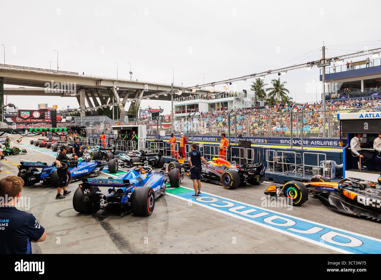 Singapore, Singapore. 4 ottobre 2025. Le auto si schierano in pit Lane durante le prove finali del Gran Premio di F1 di Singapore al Marina Bay Street Circuit. Credito: SOPA Images Limited/Alamy Live News Foto Stock