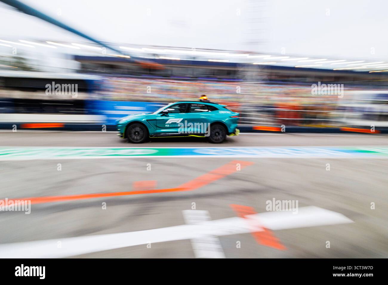 Singapore, Singapore. 4 ottobre 2025. L'auto medica attraversa la corsia dei box durante l'ultima prova del Gran Premio di F1 di Singapore al Marina Bay Street Circuit. Credito: SOPA Images Limited/Alamy Live News Foto Stock