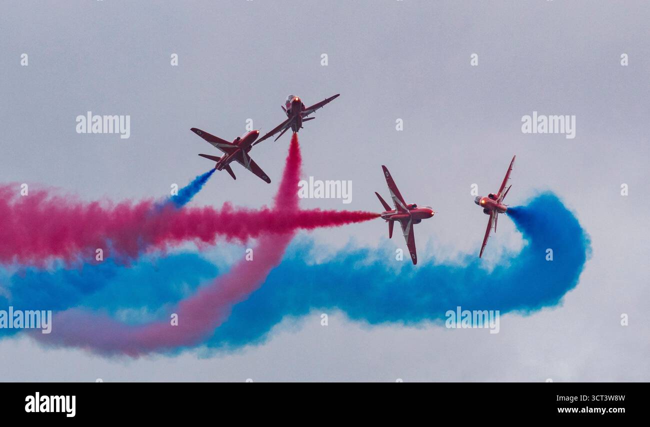 Duxford, Cambridgeshire, Regno Unito. 5 ottobre 2025. Il RAF Aerobatic Team, The Red Arrows, ha eseguito la spettacolare pausa Hanna al Duxford Flying finale, l'ultima esibizione pubblica della stagione di volo 2025. Crediti: Stuart Robertson/Alamy Live News. Foto Stock