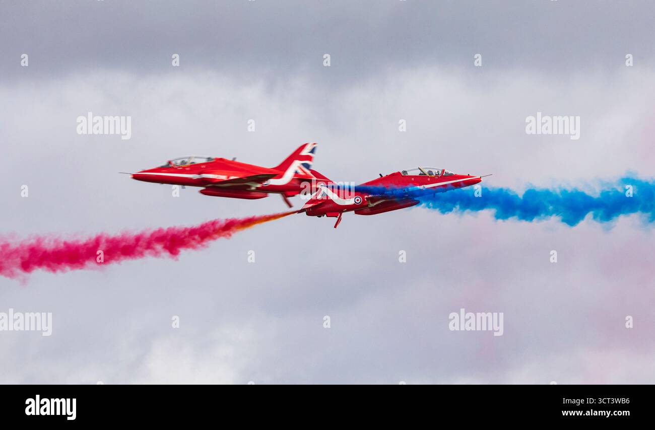 Duxford, Cambridgeshire, Regno Unito. 4 ottobre 2025. Il RAF Aerobatic Team, le Red Arrows, eseguì spettacolari passaggi ad alta velocità al Duxford Flying finale, l'ultima esibizione pubblica della stagione di volo 2025. Forti venti scoppiati dalla tempesta Amy ha quasi forzato la cancellazione del display. Crediti: Stuart Robertson/Alamy Live News. Foto Stock