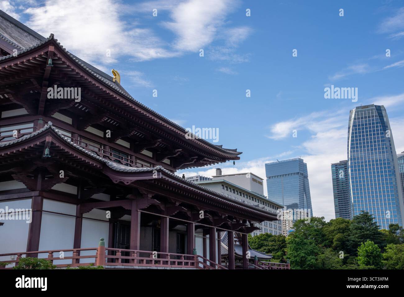 Tokyo, Giappone - 14 luglio 2025: Tempio Zojoji al tramonto Foto Stock