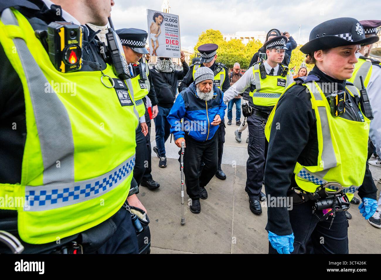 Londra, Regno Unito. 4 ottobre 2025. Revocare l'azione di massa vietata a Trafalgar Square di Londra (trasferita da Parliament Square). Le persone mirano ad essere arrestate per aver tenuto cartelli che dicono per lo più "sono contrario al genocidio - sostengo l'azione palestinese”. Questa azione è andata avanti come previsto, nonostante “le pressioni della polizia metropolitana per rinviare l’azione in seguito al terribile attentato terroristico antisemita di Manchester”. L’obiettivo della campagna è quello di “revocare il divieto di azione contro la Palestina, ossia di depennare l’azione contro la Palestina come organizzazione terroristica”. Crediti: Guy Bell/Alamy Live News Foto Stock