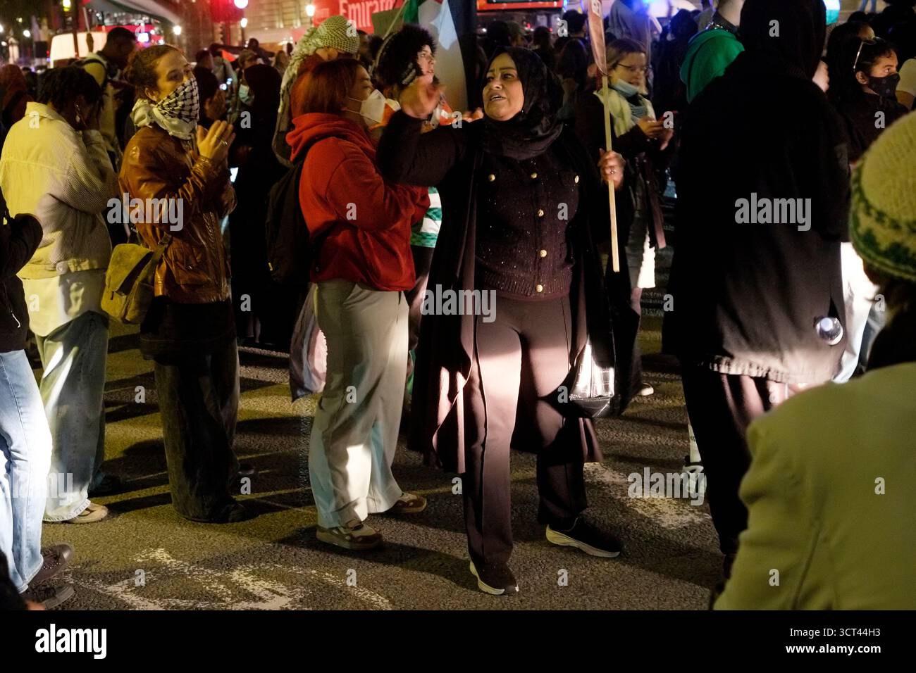 2 ottobre 2025 - Parliament Square, Londra Regno Unito - i manifestanti bloccano la strada tra Westminster Bridge e Parliament Square in occasione di una protesta contro Israele Foto Stock