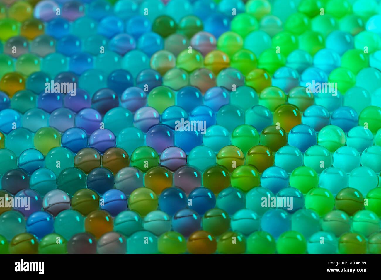 Un primo piano di molte perle di vetro colorate. Le perle sono di dimensioni e colori diversi, creando un display vivace e colorato. Concetto di PL Foto Stock