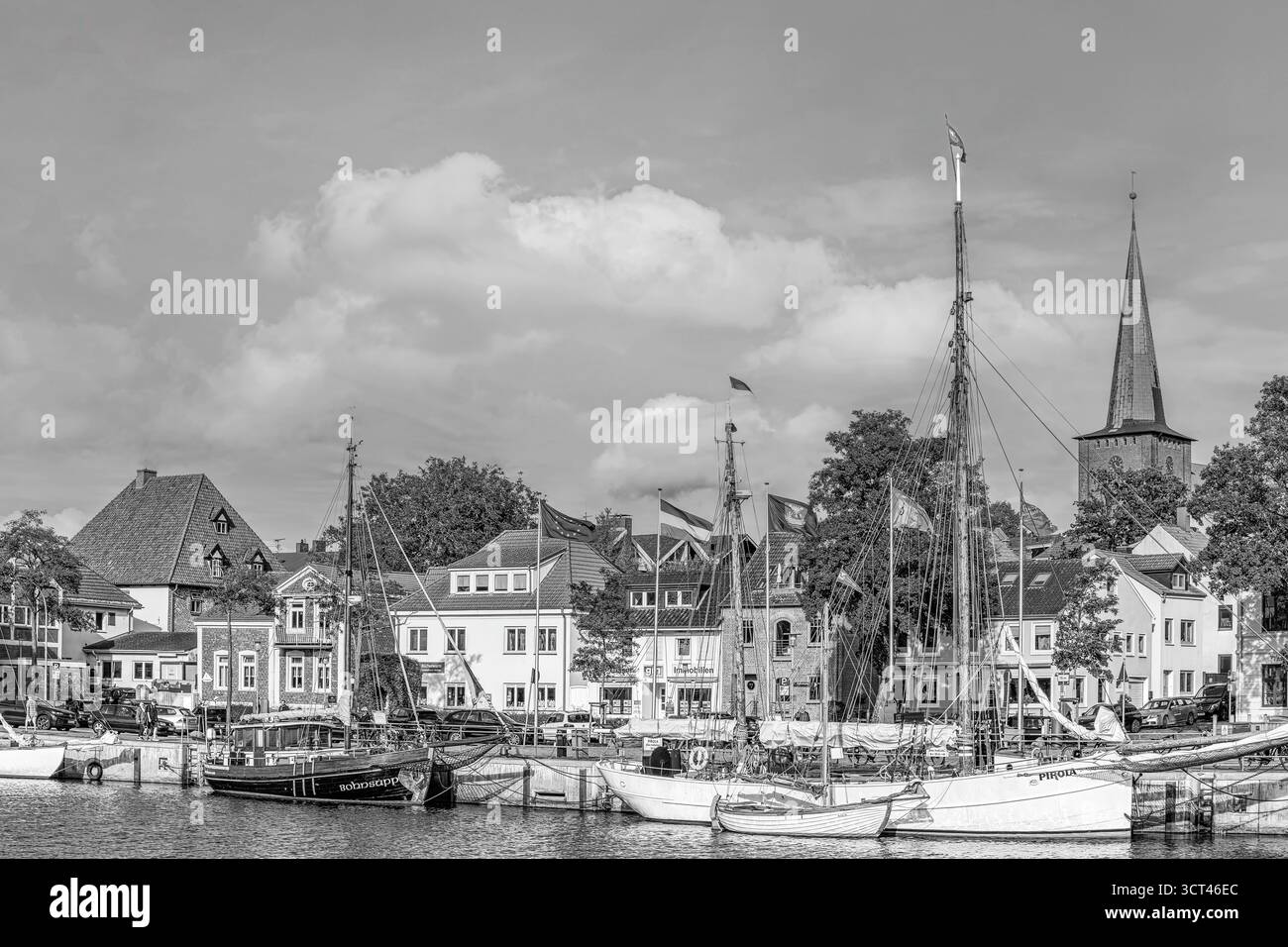 Porto e lungomare di Neustadt in Holstein, Schleswig-Holstein, Germania in bianco e nero Foto Stock