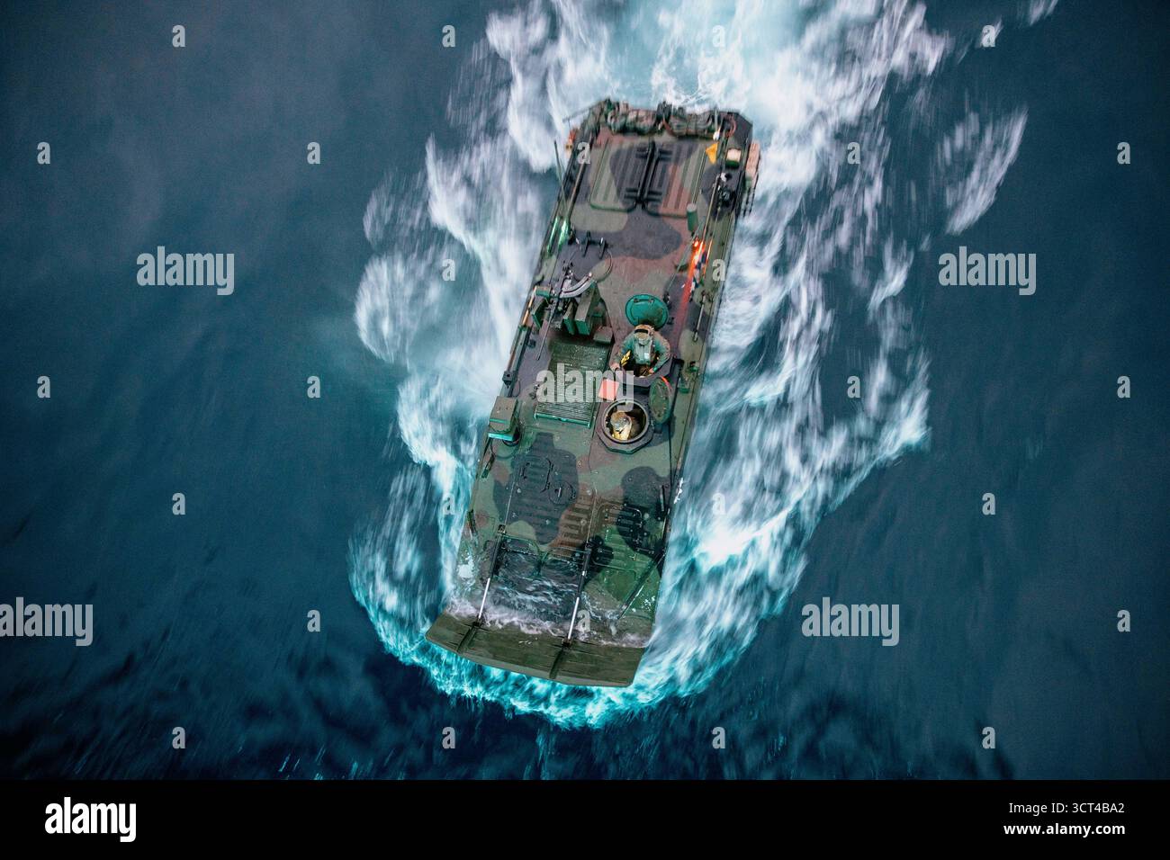 Un veicolo da combattimento anfibio del corpo dei Marines degli Stati Uniti con Battalion Landing Team 3/5, 11th Marine Expeditionary Unit, conduce un transito in mare aperto prima di Foto Stock