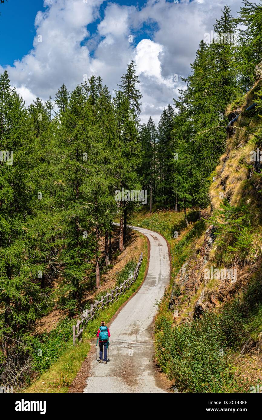 Da Cervinia a Cheneil, affascinante cittadina del comune di Valtournenche Foto Stock