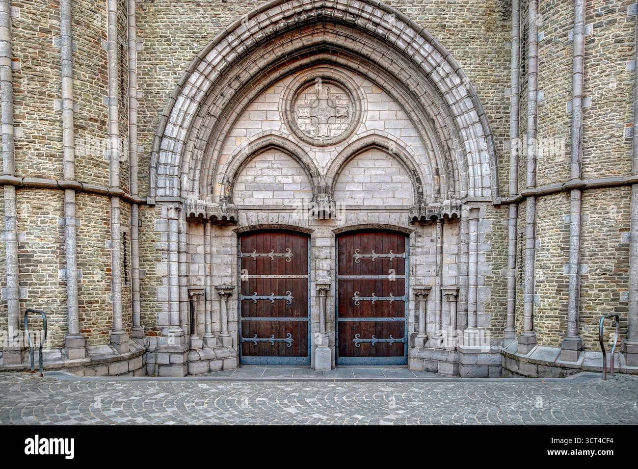 Vista dall'angolo basso della Chiesa di nostra Signora Bruges, un capolavoro gotico caratterizzato da intricati lavori in pietra e torreggianti guglie contro un cielo drammatico Foto Stock Vista dall'angolo basso della Chiesa di nostra Signora Bruges, un capolavoro gotico caratterizzato da intricati lavori in pietra e torreggianti guglie contro un cielo drammatico Foto Stock
