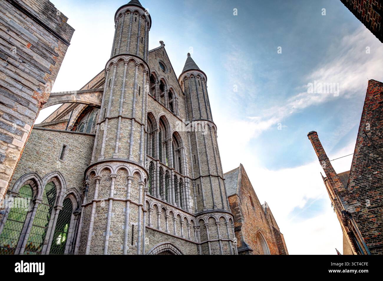 Vista dall'angolo basso della Chiesa di nostra Signora Bruges, un capolavoro gotico caratterizzato da intricati lavori in pietra e torreggianti guglie contro un cielo drammatico Foto Stock Vista dall'angolo basso della Chiesa di nostra Signora Bruges, un capolavoro gotico caratterizzato da intricati lavori in pietra e torreggianti guglie contro un cielo drammatico Foto Stock