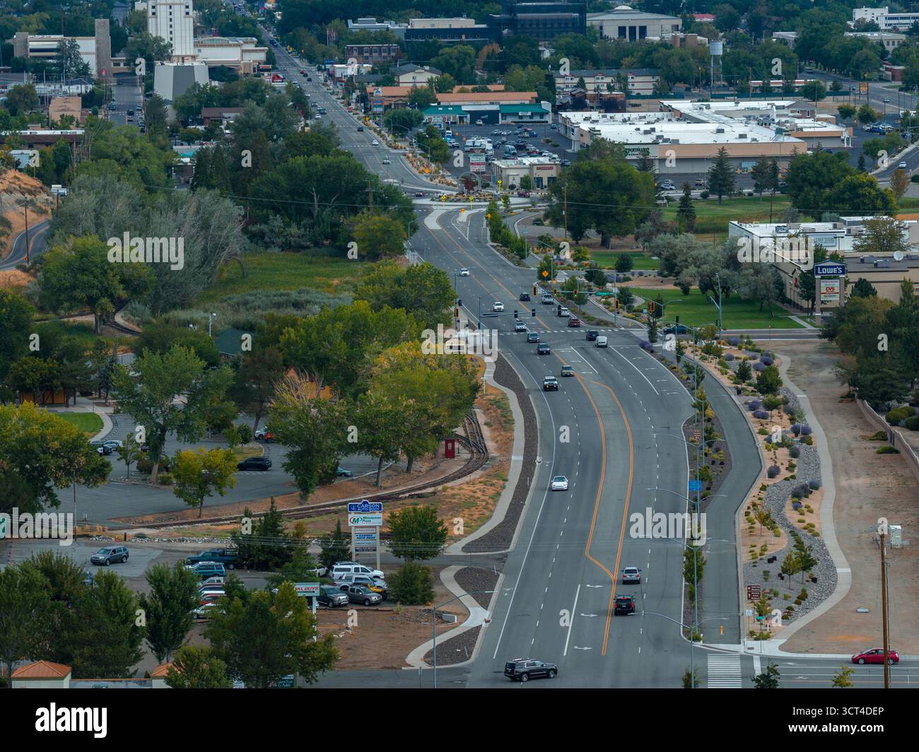 Vista aerea di Carson City con strade, edifici commerciali e alberi Foto Stock