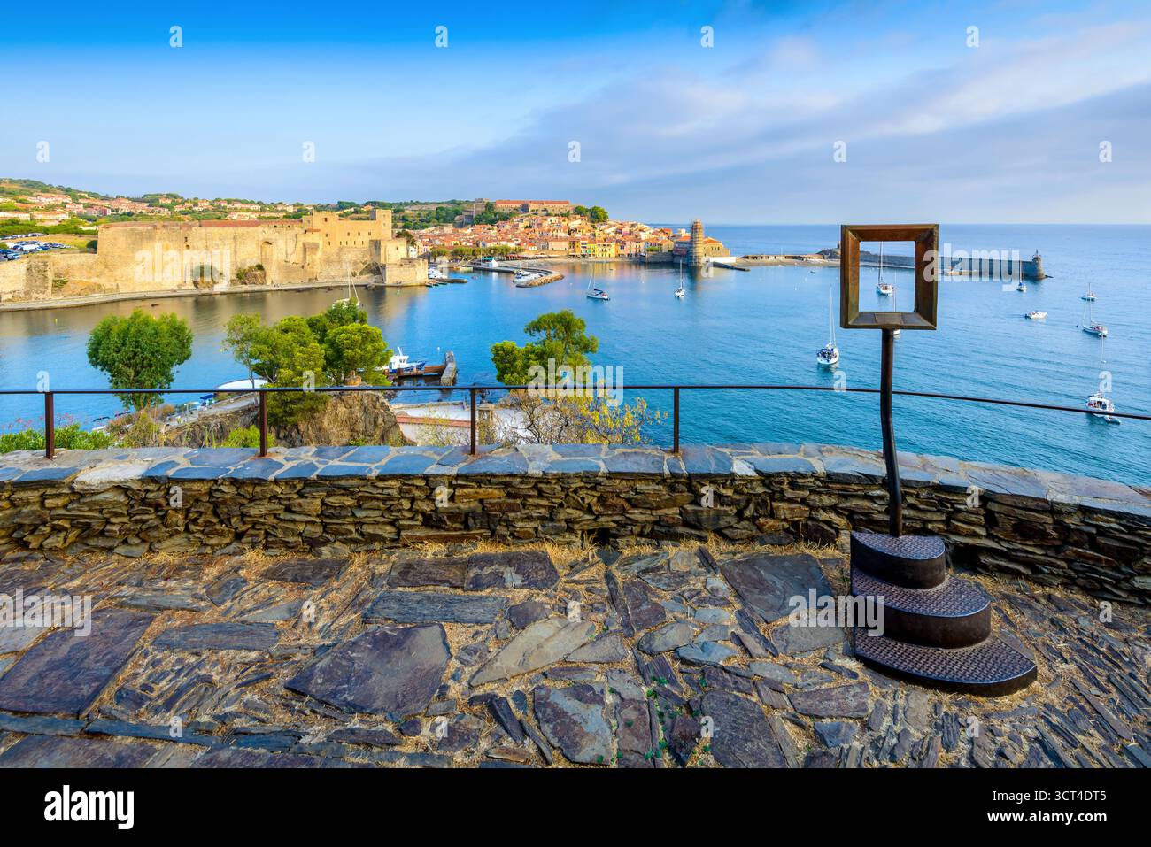 Porto e città di Collioure visti dal punto panoramico di la Glorieta a Occitanie in Francia Foto Stock