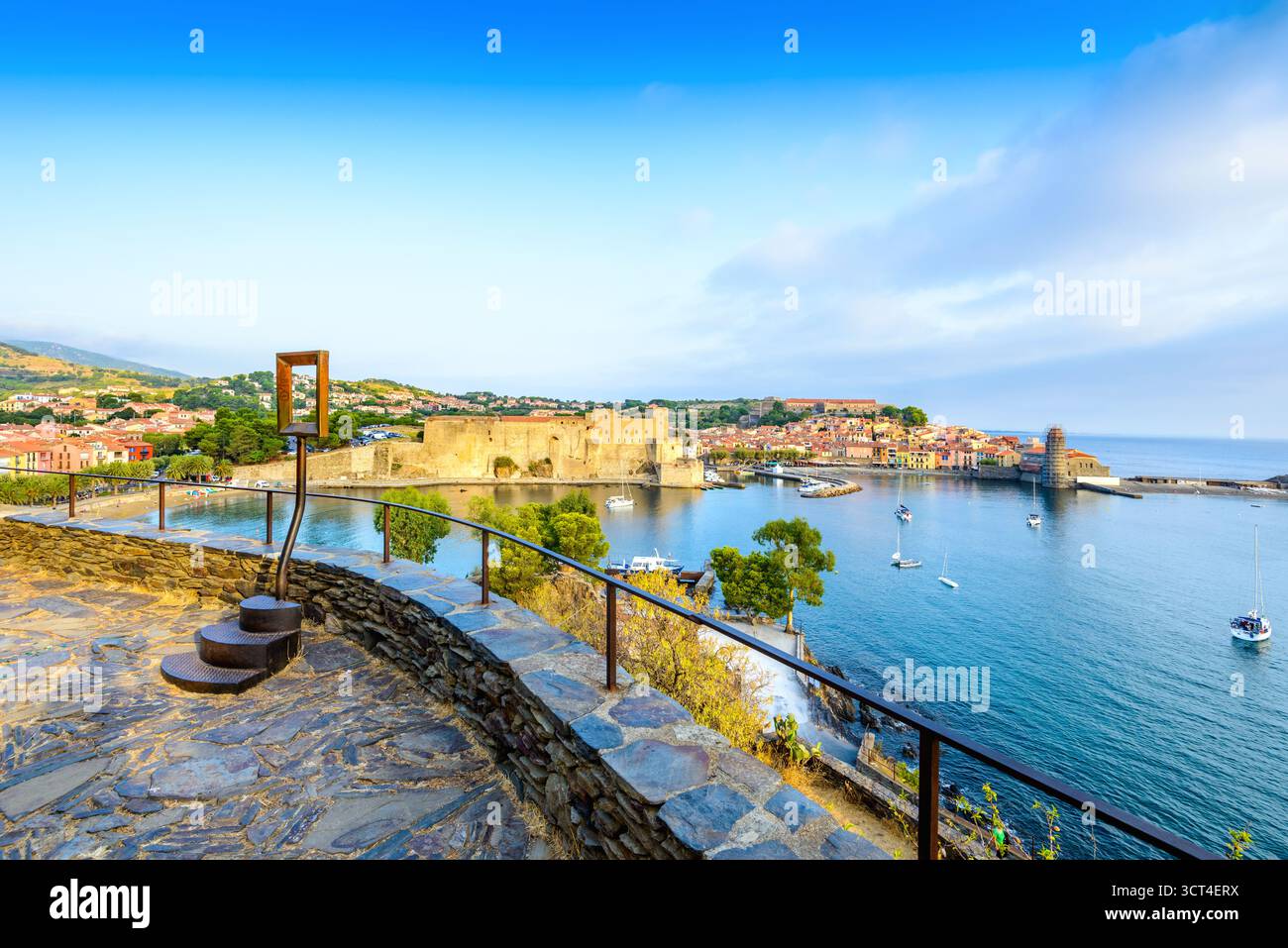 Porto e città di Collioure visti dal punto panoramico di la Glorieta a Occitanie in Francia Foto Stock