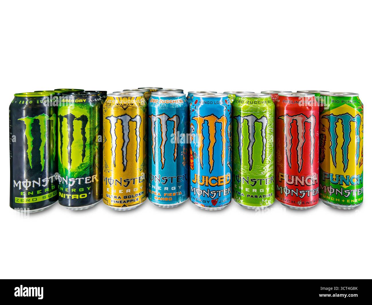 Italia - 4 ottobre 2025: Selezione di lattine di bevanda energetica Monster Energy su sfondo bianco Foto Stock