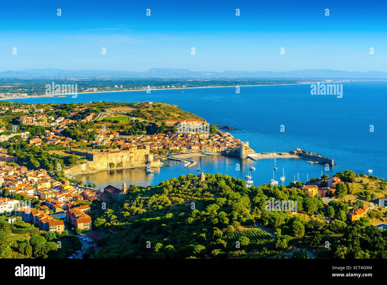 Paesaggio della città di Collioure con porto e mare a Occitanie in Francia Foto Stock