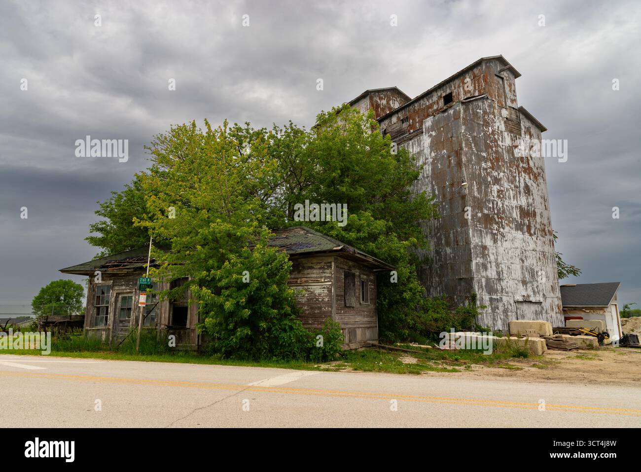 Vecchio ascensore di grano temperato sulla storica Route 66 a Cayuga, Illinois, Stati Uniti. Foto Stock