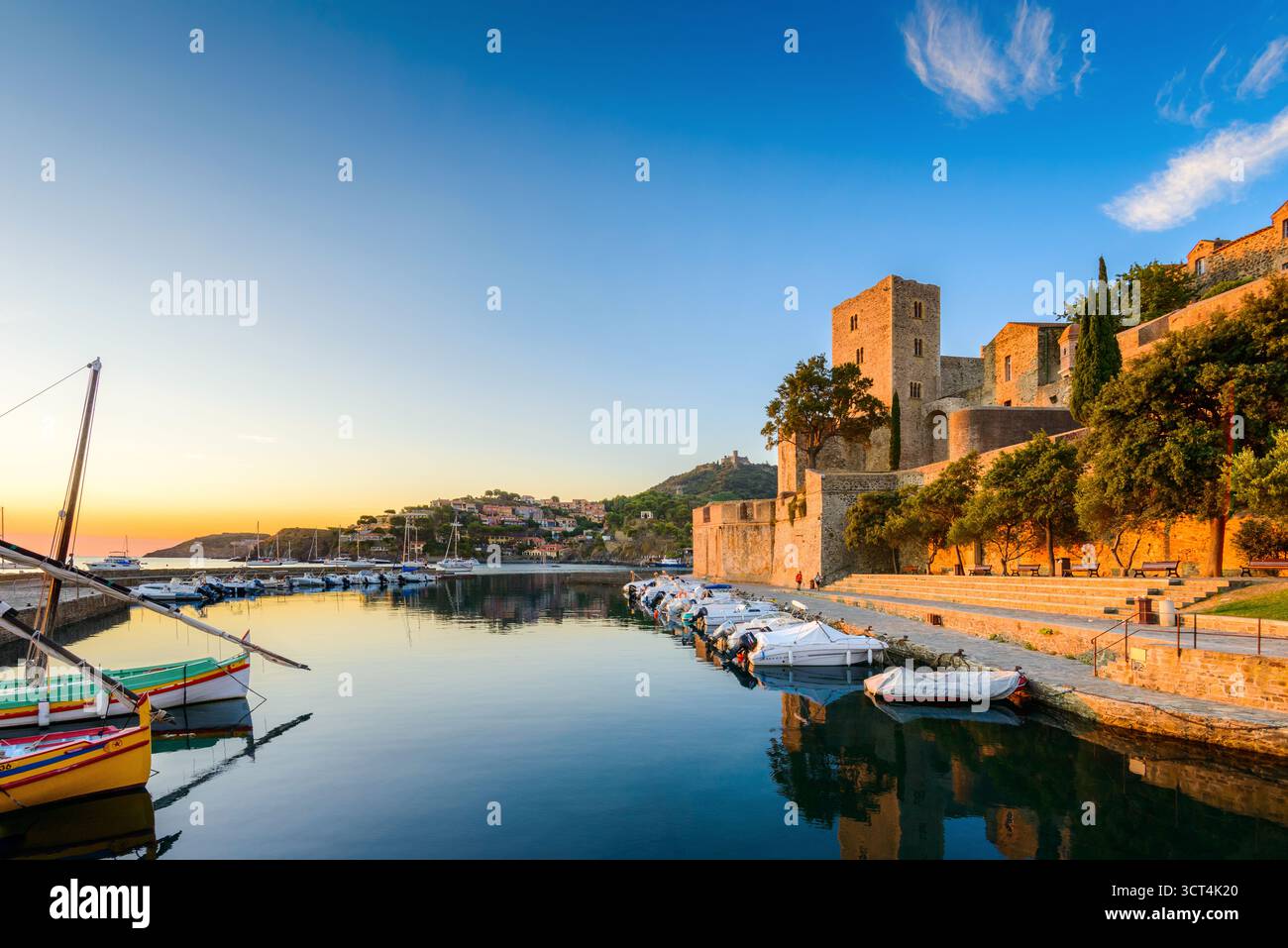Castello medievale e barche nella città di Collioure all'alba a Occitanie in Francia Foto Stock