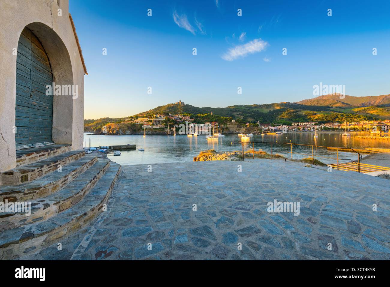 Cappella di Saint-Vincent a Collioure all'alba a Occitanie in Francia Foto Stock