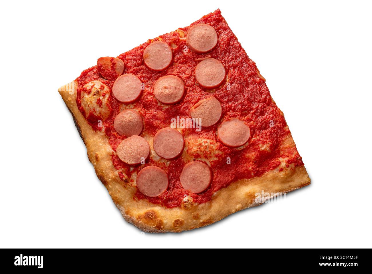 Fetta quadrata di pizza con salsa di pomodoro e fette di salsiccia isolata su sfondo bianco con percorso di ritaglio incluso Foto Stock