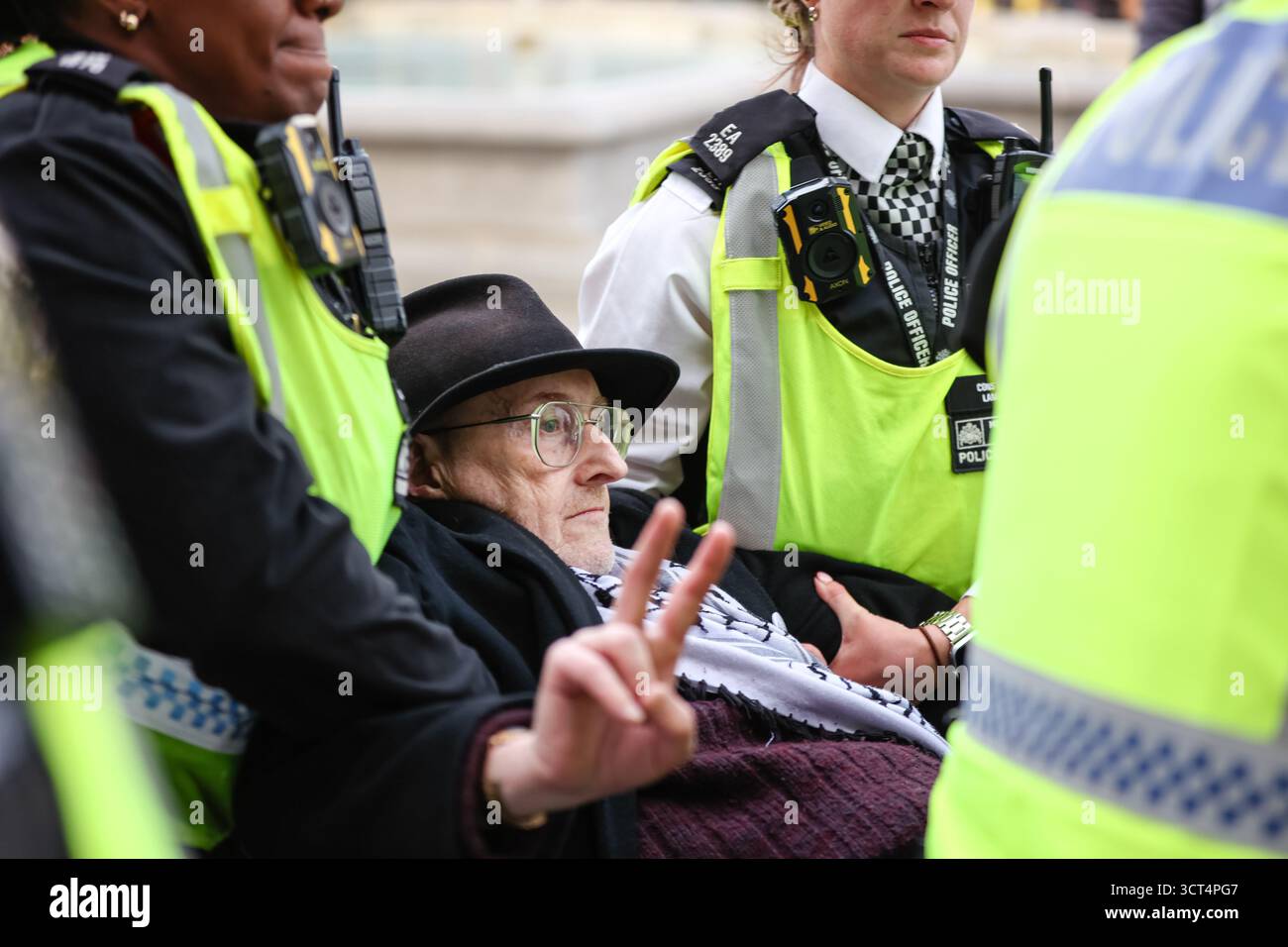Londra, Regno Unito. 4 ottobre 2025. Le persone vengono arrestate a Trafalgar Square in occasione di una protesta contro la nostra Juries a Londra, Inghilterra, il 4 ottobre 2025. La manifestazione, tenutasi in solidarietà con l’azione palestinese, ha visto i partecipanti tenere dei cartelli con la scritta “io sono contrario al genocidio. Sostengo l’azione palestinese” in contrasto con la proscrizione del gruppo ai sensi delle leggi sul terrorismo. Gli organizzatori hanno chiesto a 1.500 persone di rischiare l'arresto per contestare il divieto. (Foto di Peter Speller/Sipa USA) credito: SIPA USA/Alamy Live News Foto Stock